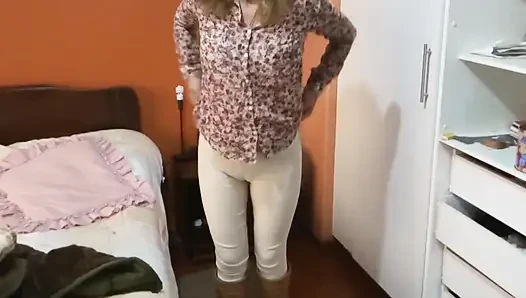 Arkadaşımı memnun ediyorum ve üvey oğlunu beni izlemeye ve mastürbasyon yapmaya davet ediyorum