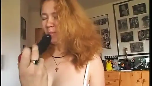 Рыжая тинка с большими сиськами и волосатой киской раздевается на кастинге