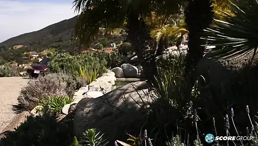 Das flache teen zoe Bloom erwischt eine fahrt nach Pound-town und eine ladung auf ihr gesicht