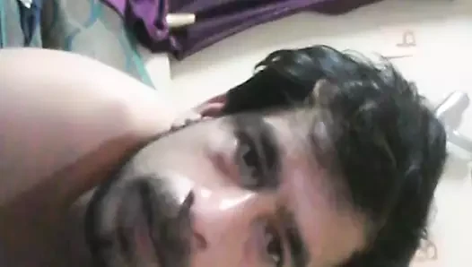 Ateşli üvey erkek kardeş sert mastürbasyon yapıyor
