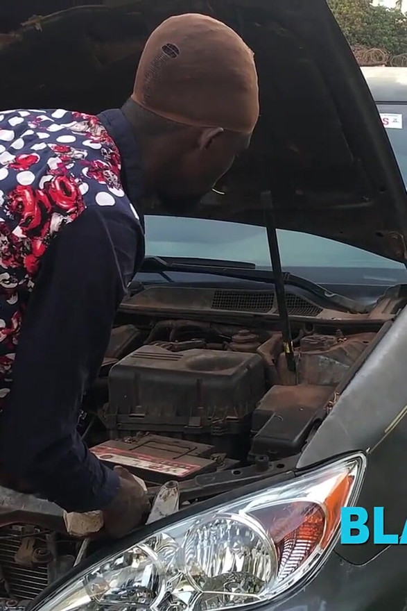 Wet Sarah's Car Got Damaged, so a Stranger Helped Her