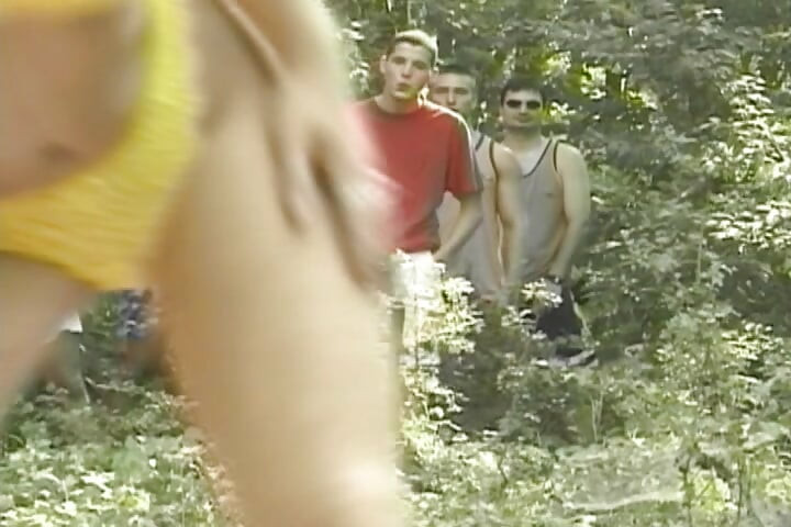 Çekici Fransız kızlar ateşli açık havada bukkake eyleminin ardından döl paylaşıyor