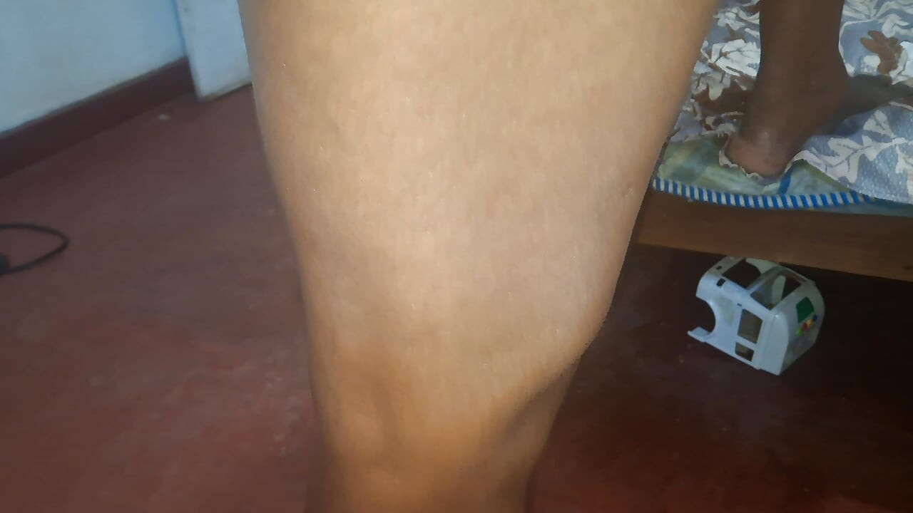 Mătușă vitregă fierbinte tamil care își arată corpul