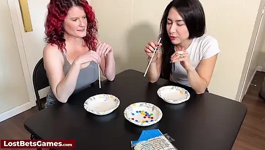 Çikolata saman emme oyunu kıkırdayarak bir senfoniydi