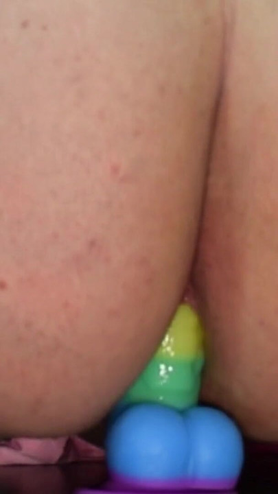 Zapanjujući trenutak iz "Trans navijačice s velikom guzicom koja jaše dildo"