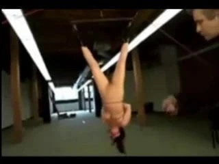 매달리고 스팽킹하는 소녀