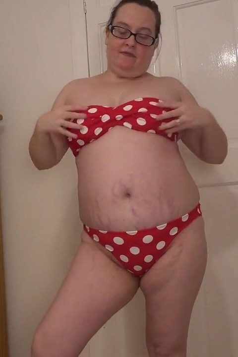 Rode bikini striptease