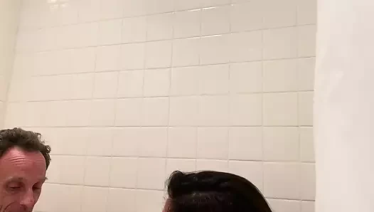 Fotografer 55m-ku ada di sekujur tubuhku setelah merayunya di kamar mandi. Dia membuatku nyaman!