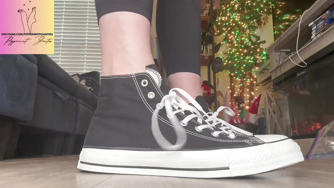 67 Giantess Crams Tamanho 16 Pés no tamanho 14 Converse