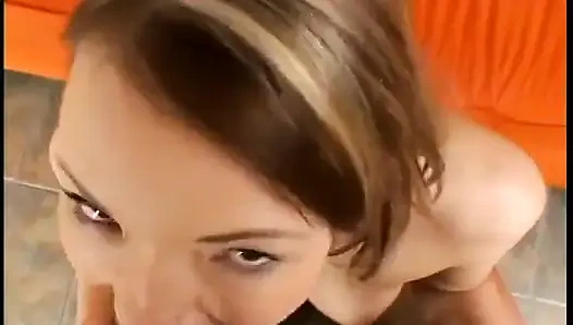 Cewek terangsang menikmati memberikan blowie yang bagus untuk kontol keras