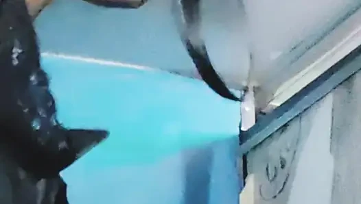 Ein mädchen aus dem bus