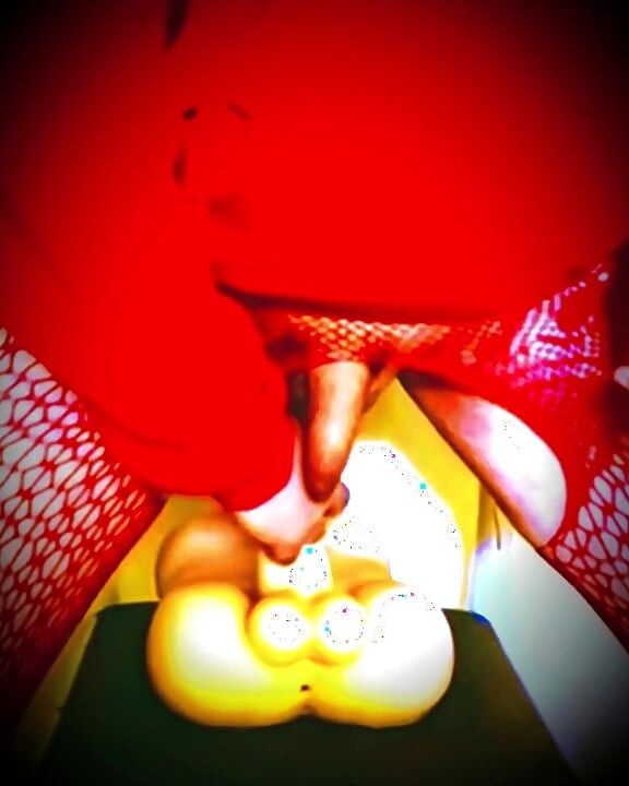 Precum lek på min lille kuk - Dildo som rir som en hore (rødt antrekk)