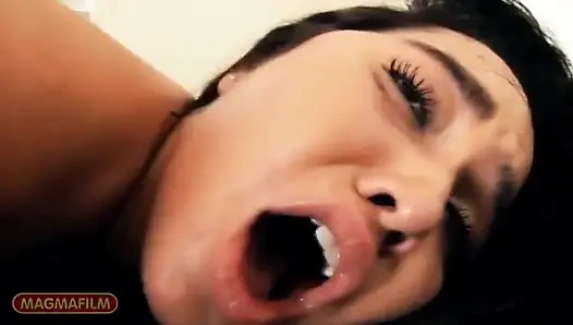 Супер сексуальная с большой грудью Тини из Америки