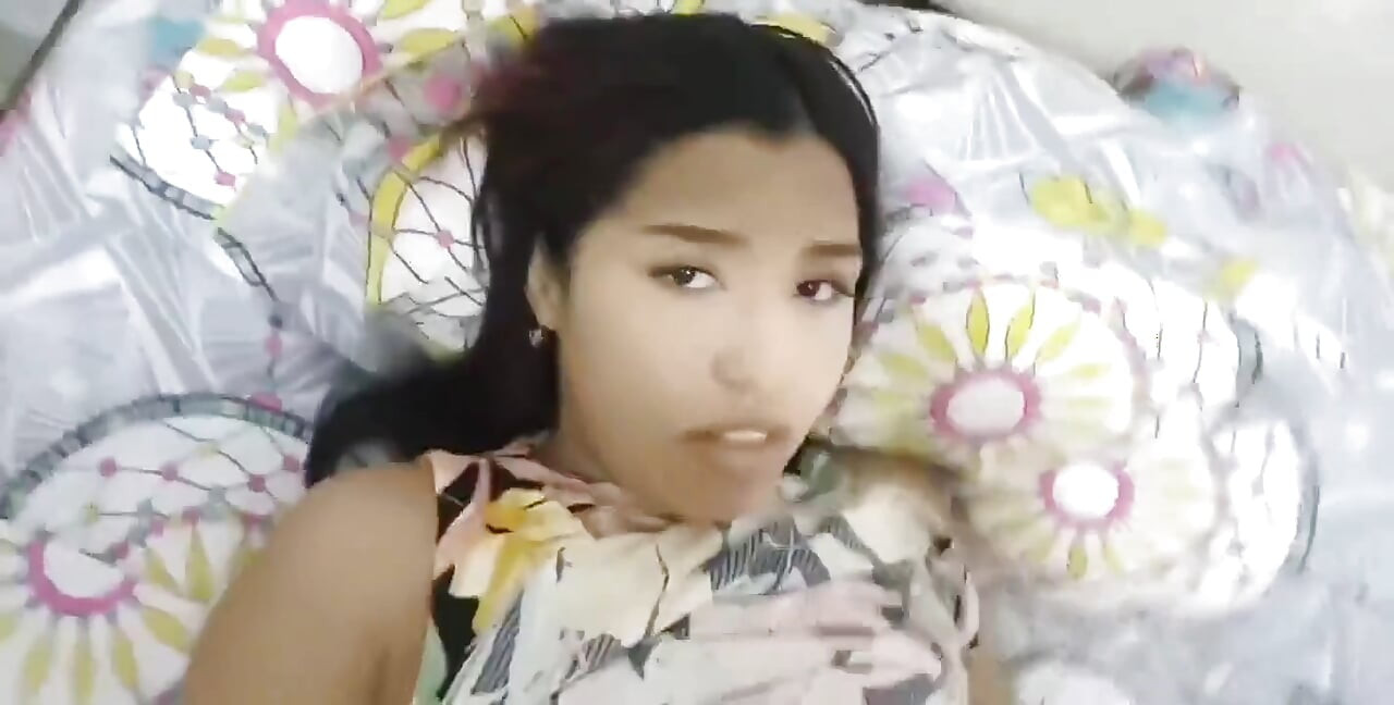 18 岁的大奶子黑发女郎在美国迈阿密的一家酒店里被她的大鸡巴男友性交