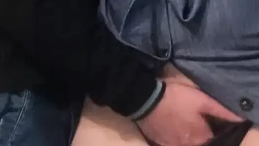 WOW!!! Cowok asing lagi asik mainin memek berbulunya