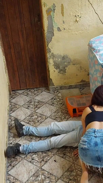 Morate vidjeti trenutak iz "Udana vruća žena plaća vodoinstalatera poskakujući na kurcu dok muž radi"