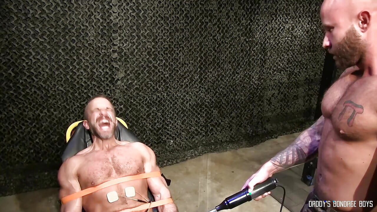 DaddysBondageBoys Dirk Caber és Drake Jaden Electro Torment katona kihallgatása kötéllel és pálcával