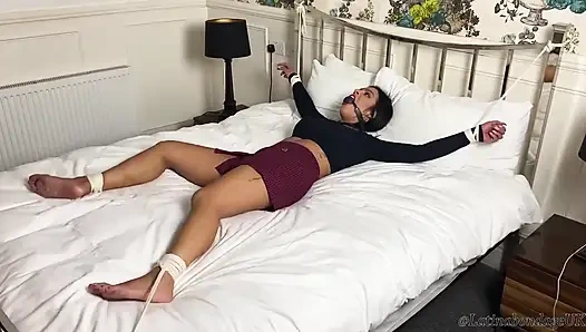Seksi sekreter sıkı bir şekilde bağlı ve cleave öğürterek ağzı tıkalı ve sonra bağlıyken büyük yatakta kartalı yalıyor!