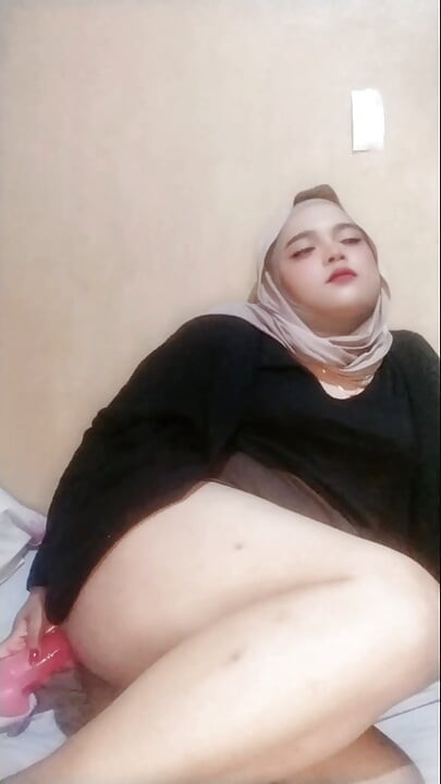 Ivvy Crossdresser Hijab Sucks Dildo and Riding It