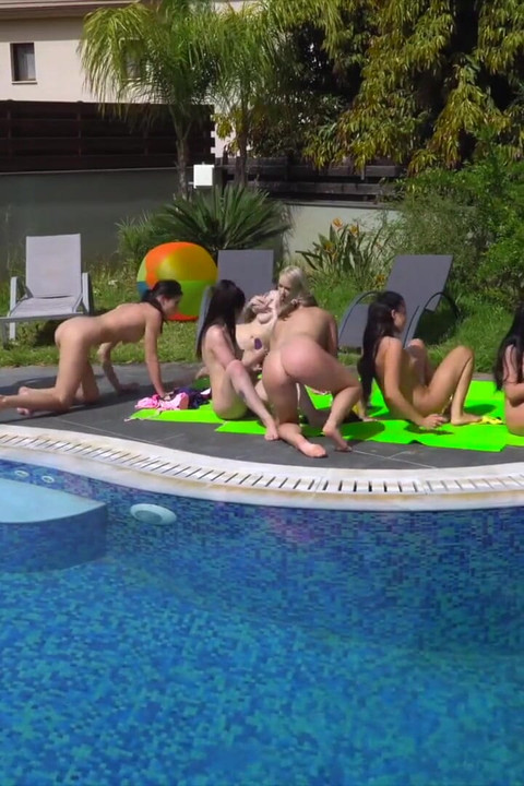 Echte wilde lesbische teen-pool-party