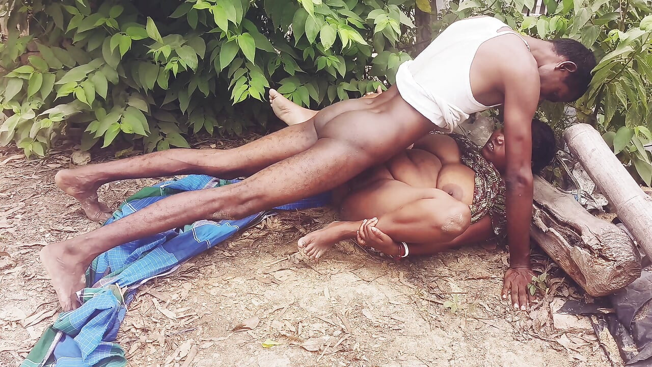 Village desi bhabhi ki outdoor chudai ki Big Ass