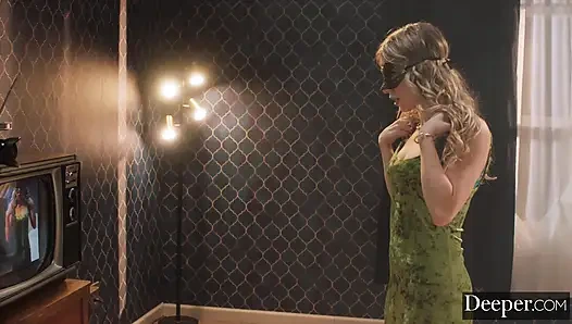 Tiefer. Maskierte blondine summer kline unterwirft einem anonymen dom die kontrolle