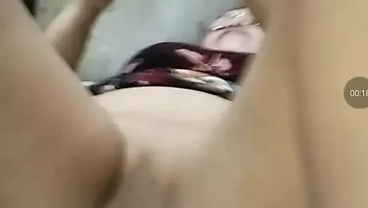 Memakan memek basah ke pantat adalah dia muncrat