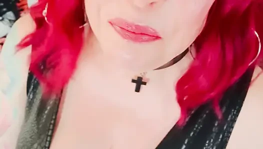 Englische Goth schwebt und raucht ihre Zigarette - Tina Snua raucht A cig mit dangling, Drifts, OMI OME Snap