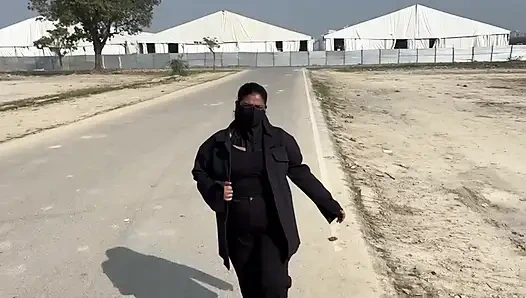 Seorang gadis yang berjalan-jalan memanggilnya dengan dalih kopi dan berhubungan seks dengannya dan meminum susu besarnya dan Anda