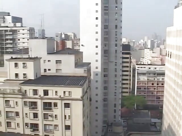 Y tá tóc vàng Tranny Eduarda Guimaraes giúp bệnh nhân của cô ấy phục hồi sức khỏe tốt trong khu dân cư