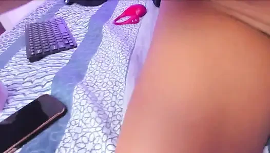 Cewek sange cavalgata pertama kali masturbasi memeknya pakai vibrator sampai muncrat berkali-kali