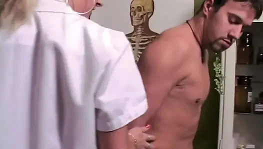 Doktor Hastayı Nasıl Tedavi Edeceğini Bilir