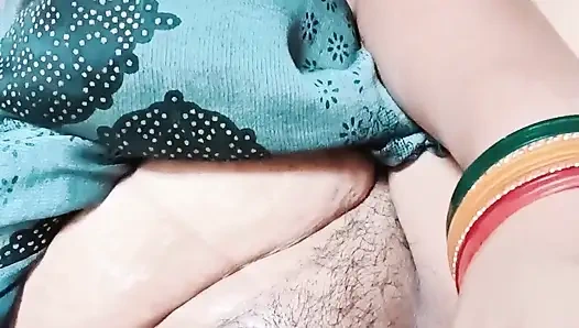 Sanskaari deshi hot Housewife ki Bur Choot ka Paani
