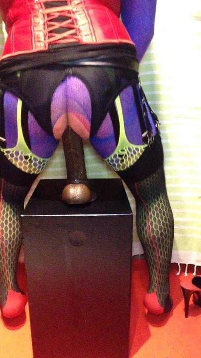 SISSY BITCH WITH FUCKING SHEET FUCKING ASSHOLE WITH BIG DILD