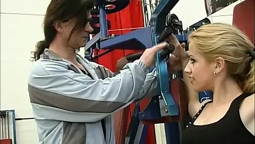 Fantastische geile MILF mit großen nippeln, arsch von riesigem schwanz im fitnessstudio in den arsch gefickt und auf den arsch gespritzt