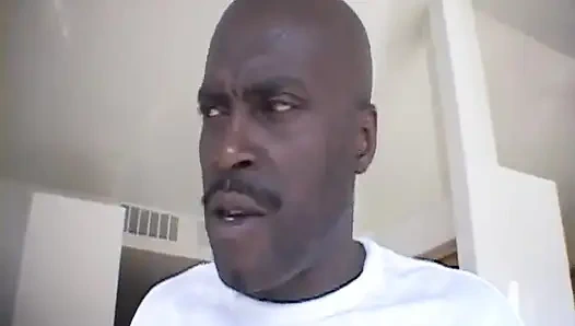 Zenci kadın biniyor ve büyük siyah yarakları emiyor