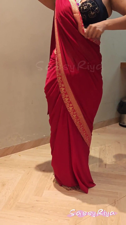 Sassy Riya draagt Saare