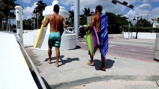 Dylanlucas latino surfer hunk supera a su amigo en cabaña