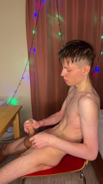 En iyi arkadaşımı hayal ediyorum twink'i her zaman daha sert boşaltıyor