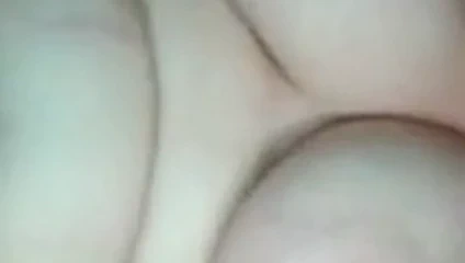 geilundmollig mit dem Dildo bearbeitet