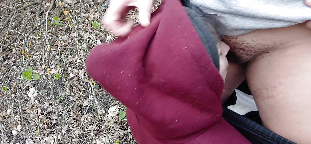 Mă piș și îmi fut iubitul în gură în pădure pentru ca soția mea să nu ne prindă