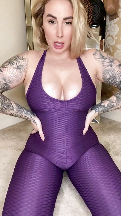 내 큰 엉덩이로 당신을 괴롭히고 얼굴에 밀어 넣고 싶어