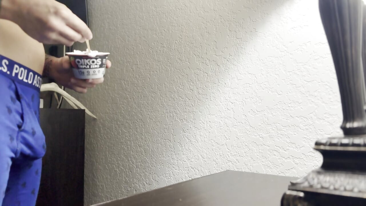 Jogurt mi se razmazuje po guzici, prstima mi razdire rupu