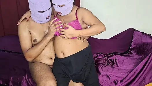 Таманна, индийская домохозяйка, была застукала одна ее шурин, который трахнул ее, вставив свой член в ее киску