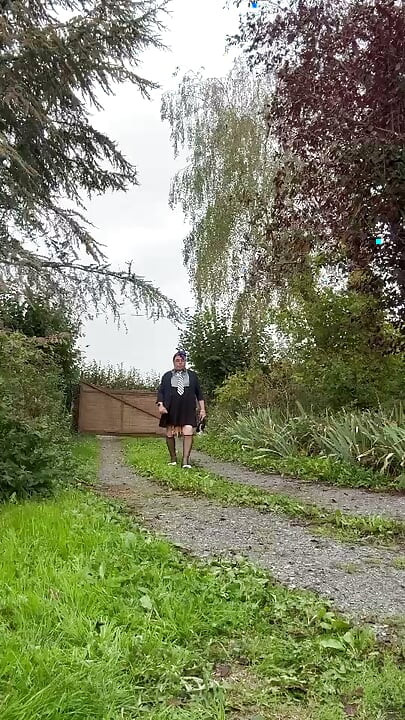 快速穿上黑色吊带裙准备赴晚宴