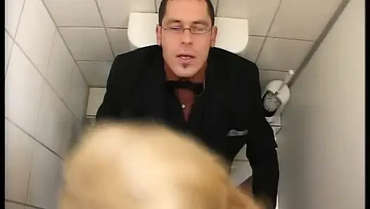Güzel Alman orta yaşlı seksi kadın umumi tuvalette yarağa biniyor