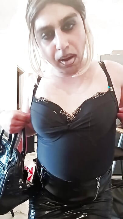 FetishEmmanuella Video 1 - Zypriotische Sissy-Schlampe entblößt