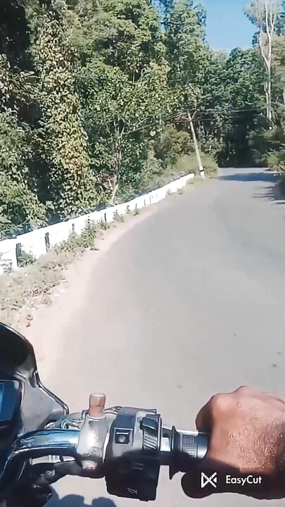 Dia bertanya apakah bus akan datang ... Tapi berujung kontolnya habis-habisan