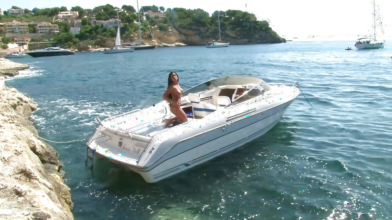 Heißeste brünette aller zeiten, striptease auf der yacht