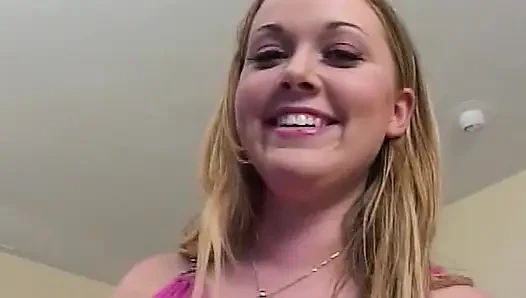 Blonde Schönheit und der große schwarze Schwanz